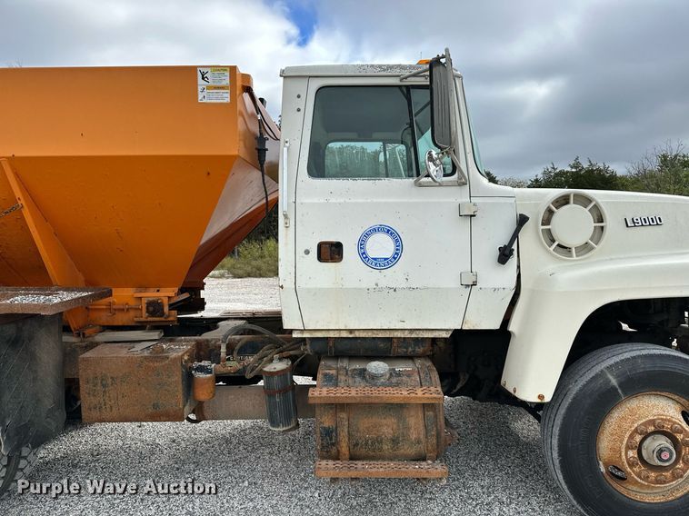 image for item JY9648 1991 Ford L9000  spreader truck