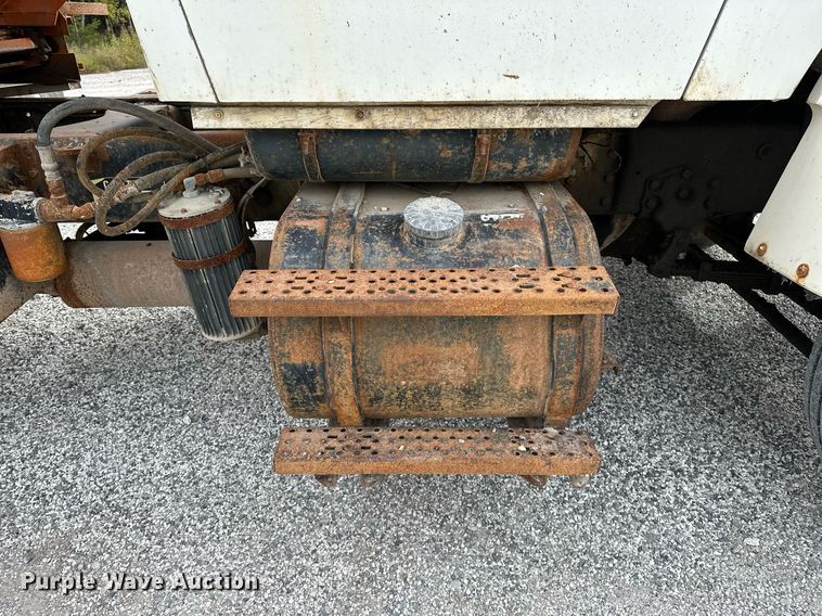 image for item JY9648 1991 Ford L9000  spreader truck