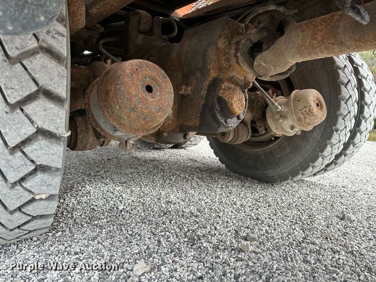 image for item JY9648 1991 Ford L9000  spreader truck