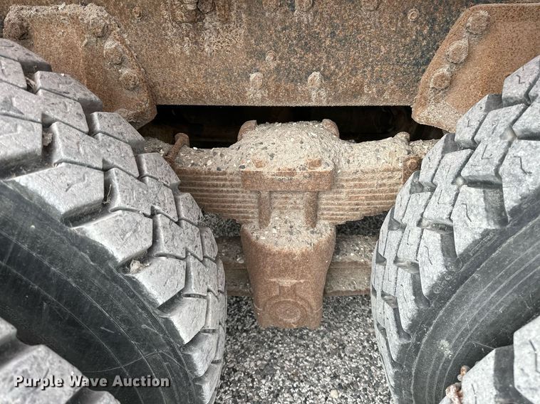 image for item JY9648 1991 Ford L9000  spreader truck