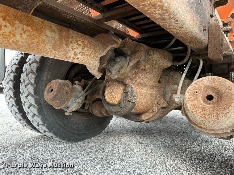 image for item JY9648 1991 Ford L9000  spreader truck