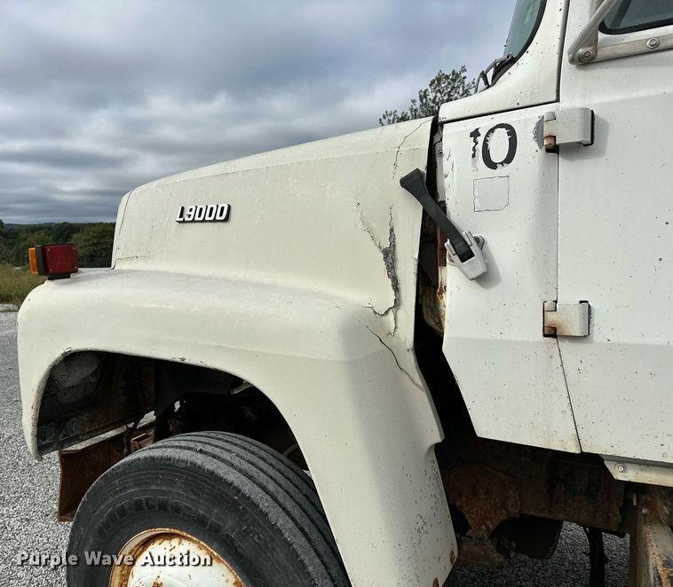 image for item JY9648 1991 Ford L9000  spreader truck