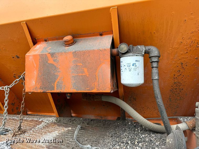 image for item JY9648 1991 Ford L9000  spreader truck