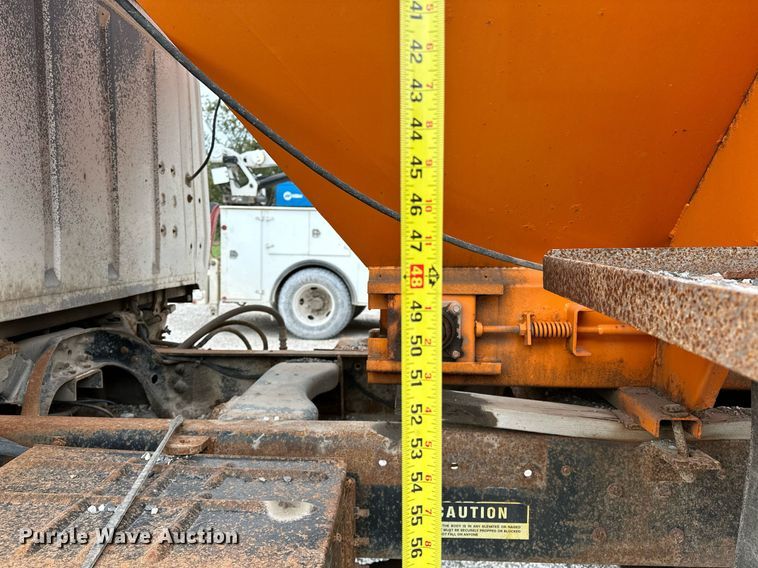 image for item JY9648 1991 Ford L9000  spreader truck