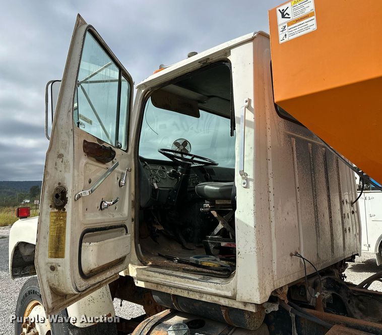 image for item JY9648 1991 Ford L9000  spreader truck