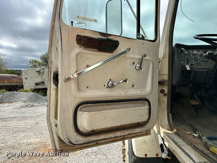 image for item JY9648 1991 Ford L9000  spreader truck