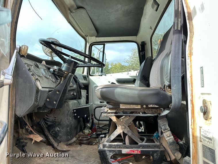 image for item JY9648 1991 Ford L9000  spreader truck