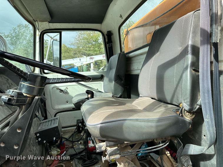 image for item JY9648 1991 Ford L9000  spreader truck