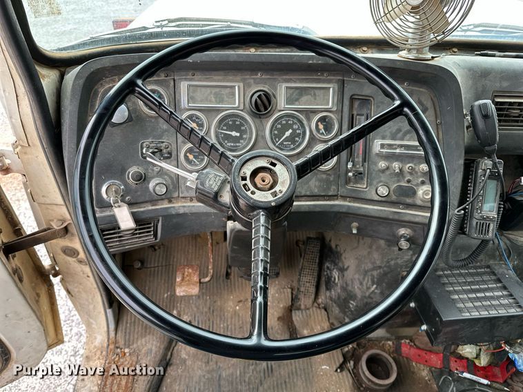 image for item JY9648 1991 Ford L9000  spreader truck