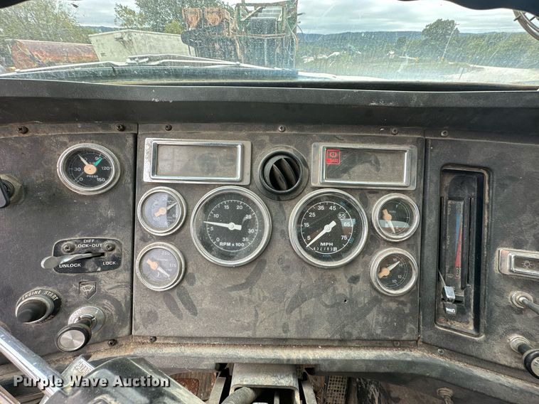 image for item JY9648 1991 Ford L9000  spreader truck