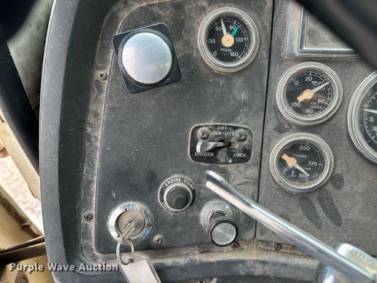 image for item JY9648 1991 Ford L9000  spreader truck