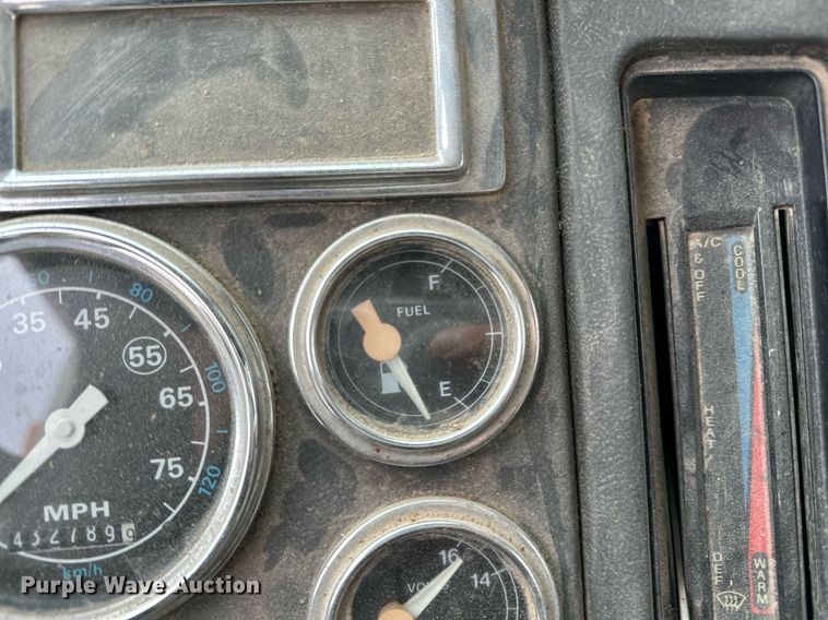 image for item JY9648 1991 Ford L9000  spreader truck