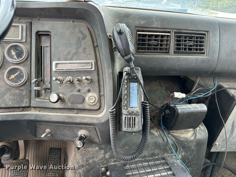 image for item JY9648 1991 Ford L9000  spreader truck