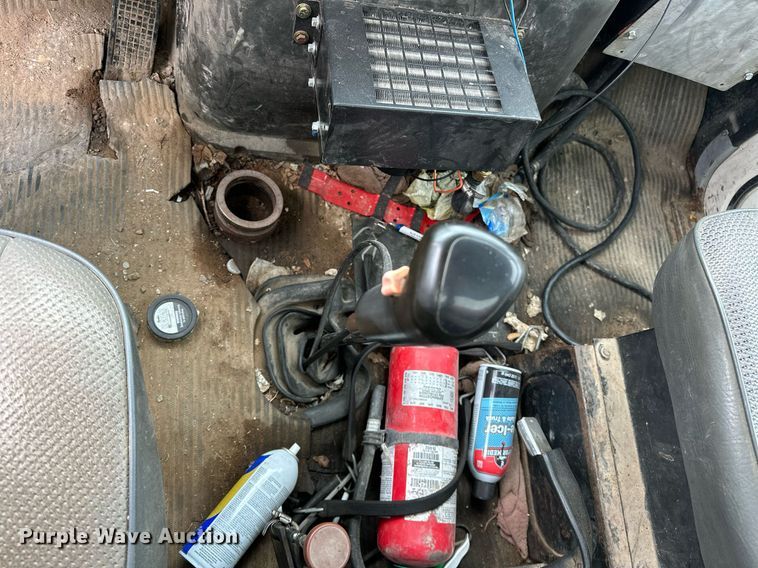 image for item JY9648 1991 Ford L9000  spreader truck