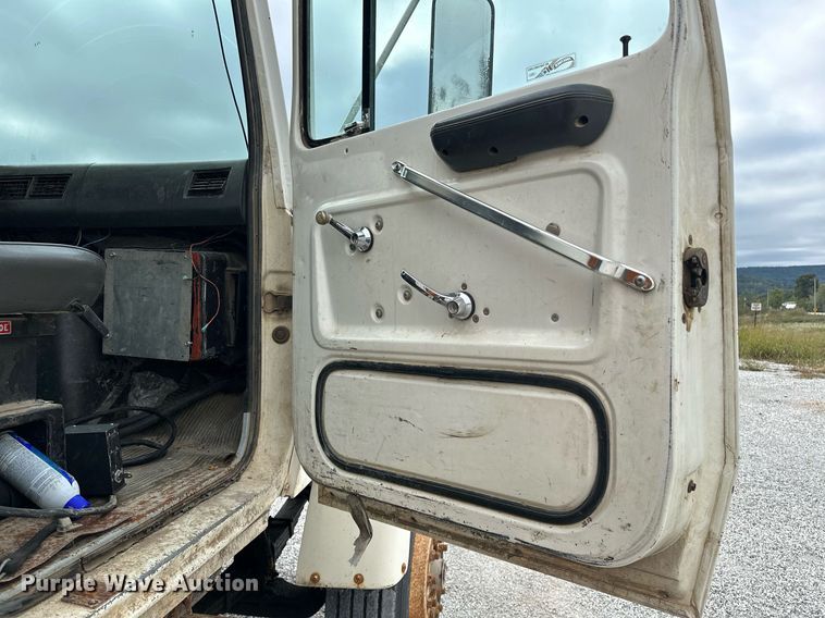 image for item JY9648 1991 Ford L9000  spreader truck