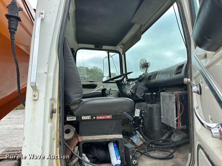 image for item JY9648 1991 Ford L9000  spreader truck