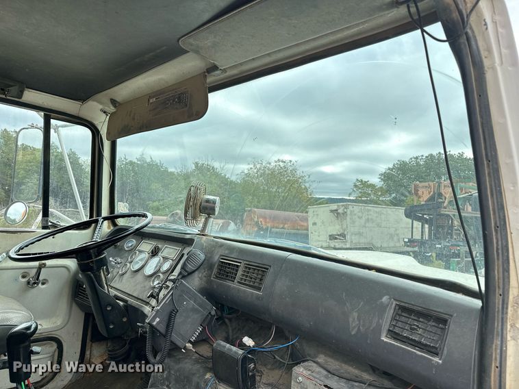 image for item JY9648 1991 Ford L9000  spreader truck