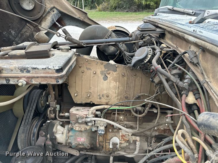 image for item JY9648 1991 Ford L9000  spreader truck