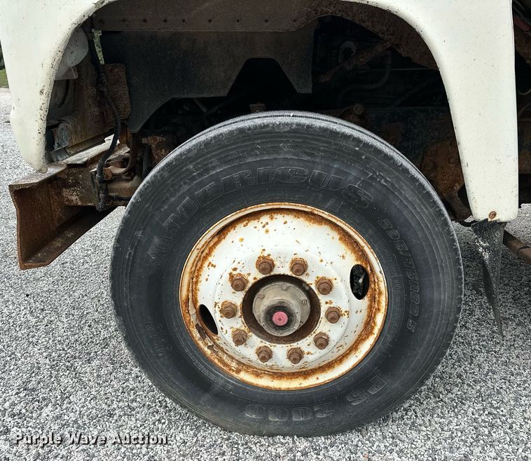 image for item JY9648 1991 Ford L9000  spreader truck