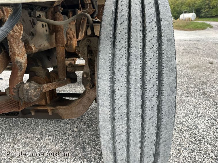 image for item JY9648 1991 Ford L9000  spreader truck