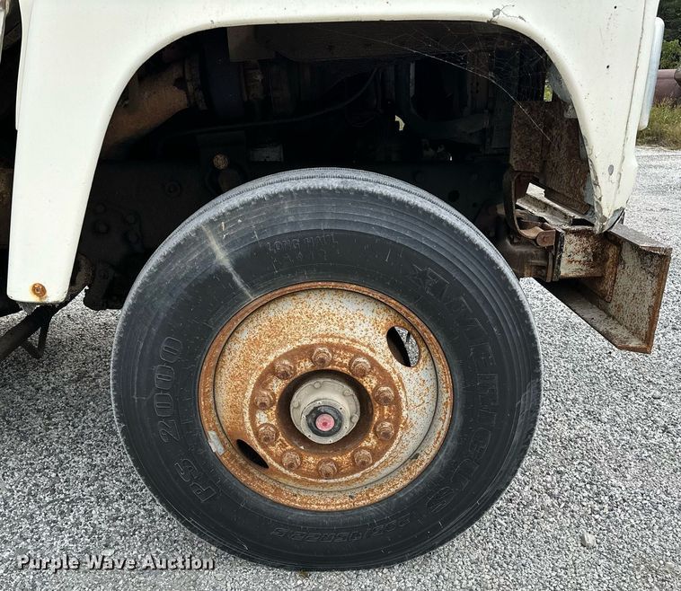 image for item JY9648 1991 Ford L9000  spreader truck