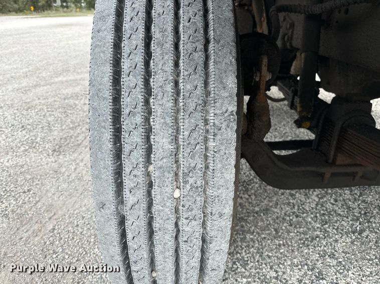 image for item JY9648 1991 Ford L9000  spreader truck