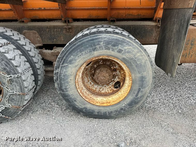 image for item JY9648 1991 Ford L9000  spreader truck