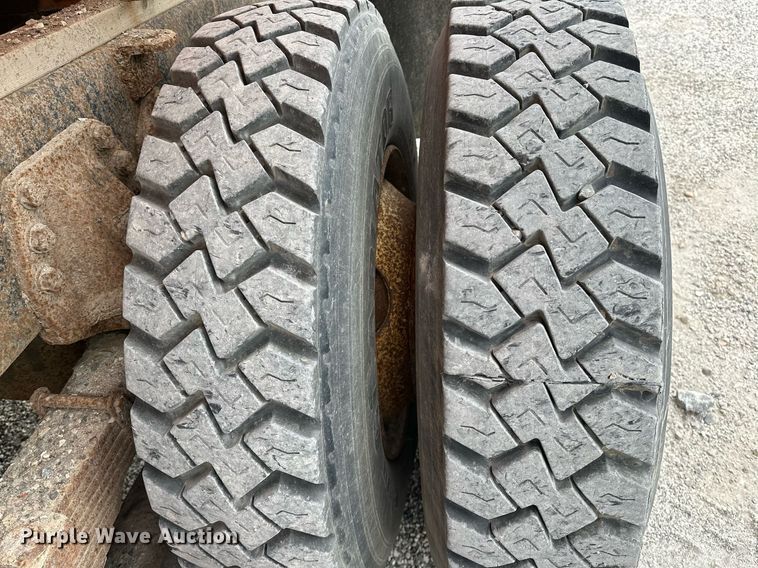 image for item JY9648 1991 Ford L9000  spreader truck