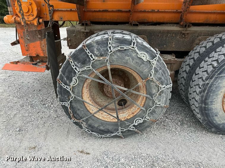 image for item JY9648 1991 Ford L9000  spreader truck