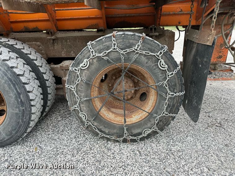 image for item JY9648 1991 Ford L9000  spreader truck