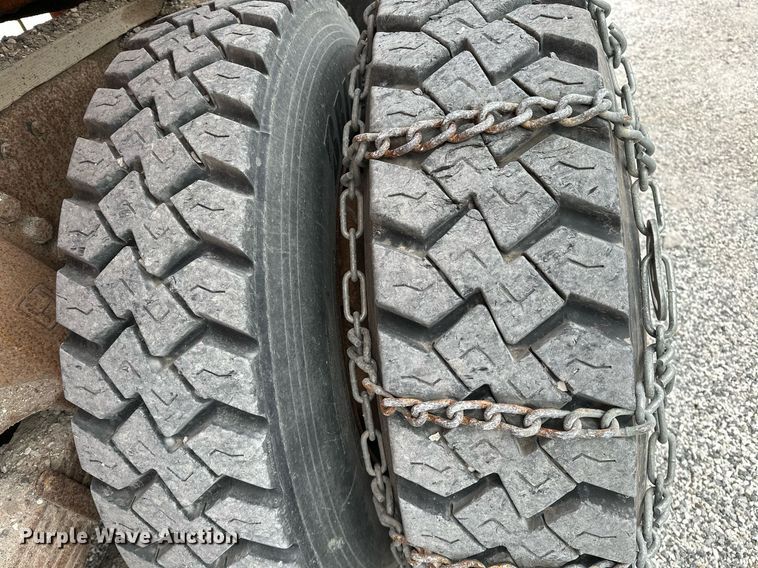 image for item JY9648 1991 Ford L9000  spreader truck