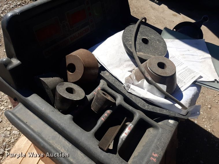 image for item KD9240 Coats 850  tire balancing machine