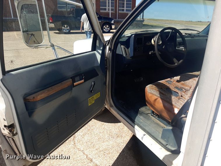 image for item KD9246 1991 Chevrolet C3500  box truck