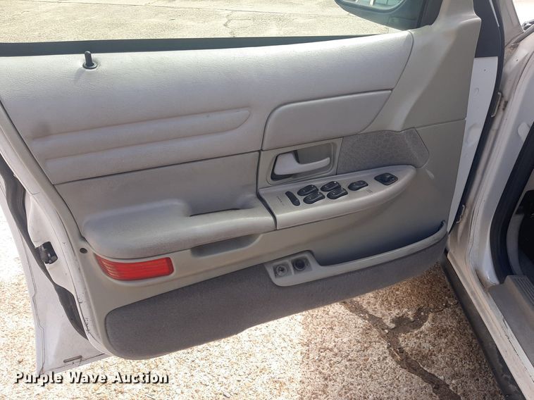 image for item KD9251 2001 Ford Crown Victoria