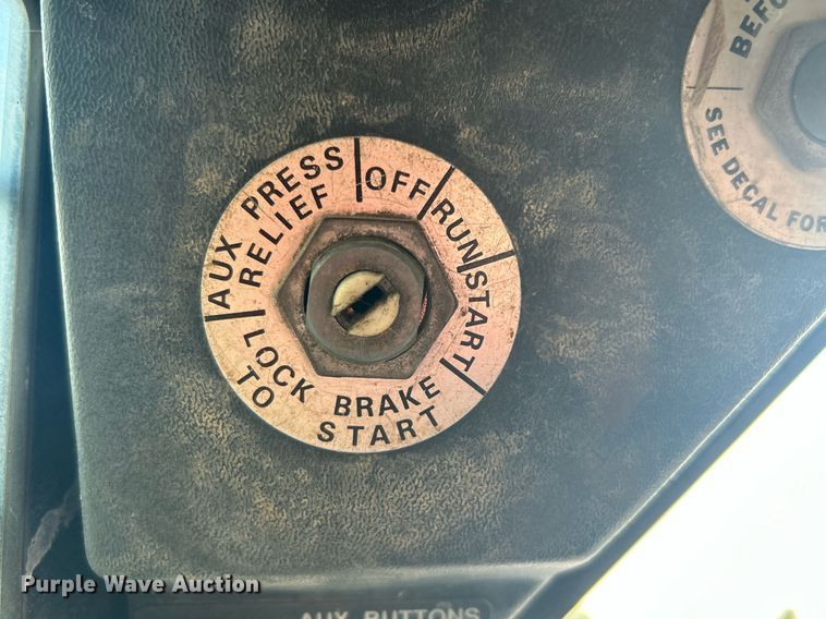 image for item KH9489 1993 Bobcat 853  skid steer loader