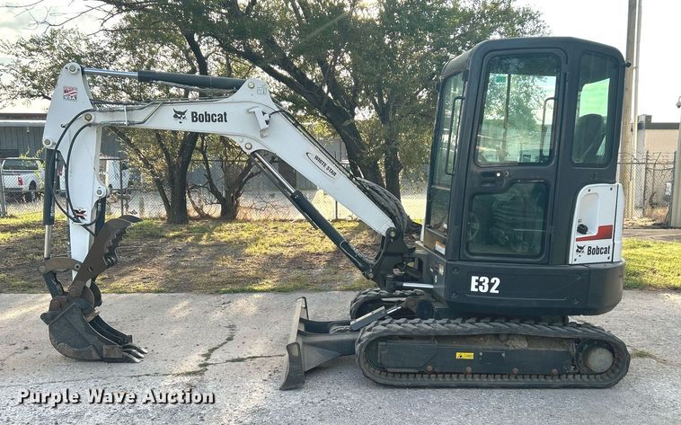 image for item KH9493 2012 Bobcat E32  mini excavator