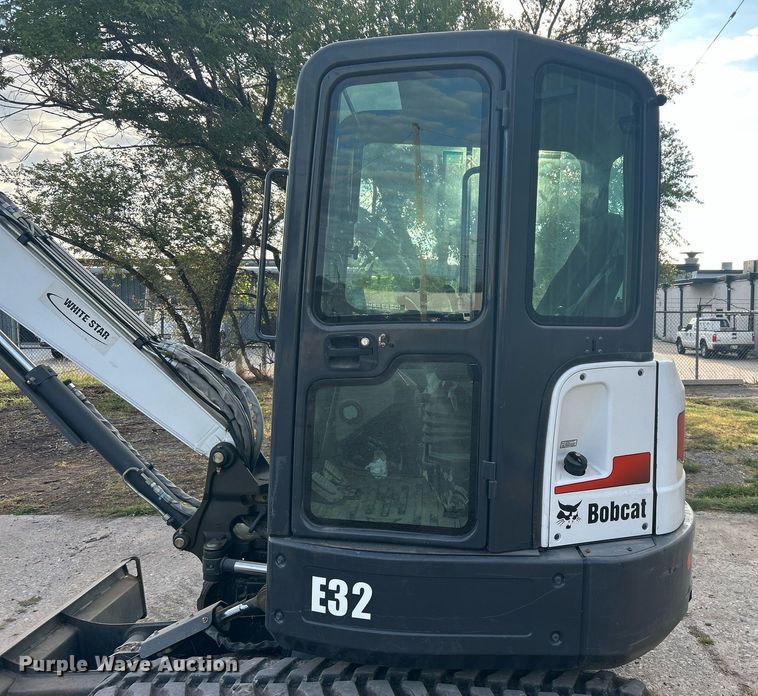 image for item KH9493 2012 Bobcat E32  mini excavator