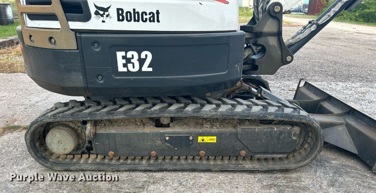 image for item KH9493 2012 Bobcat E32  mini excavator