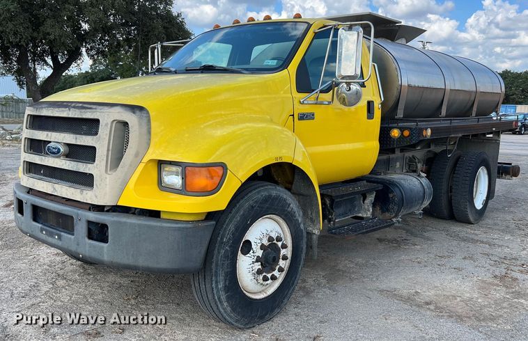 image for item LF9517 2004 Ford F750  water truck