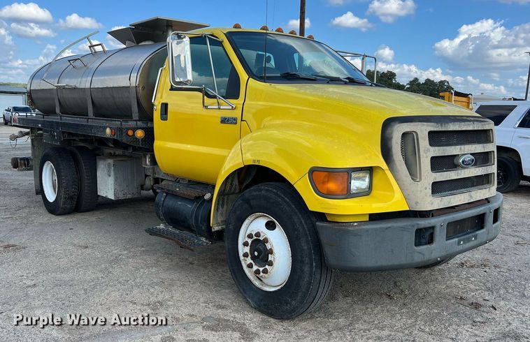 image for item LF9517 2004 Ford F750  water truck