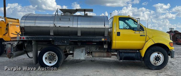 image for item LF9517 2004 Ford F750  water truck