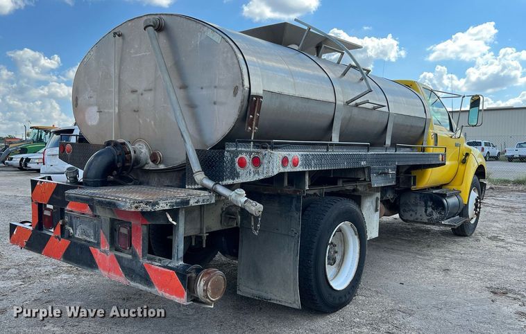 image for item LF9517 2004 Ford F750  water truck