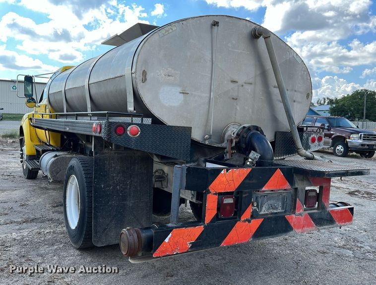 image for item LF9517 2004 Ford F750  water truck