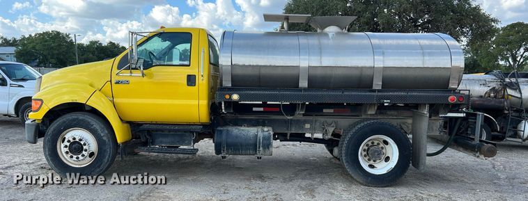 image for item LF9517 2004 Ford F750  water truck
