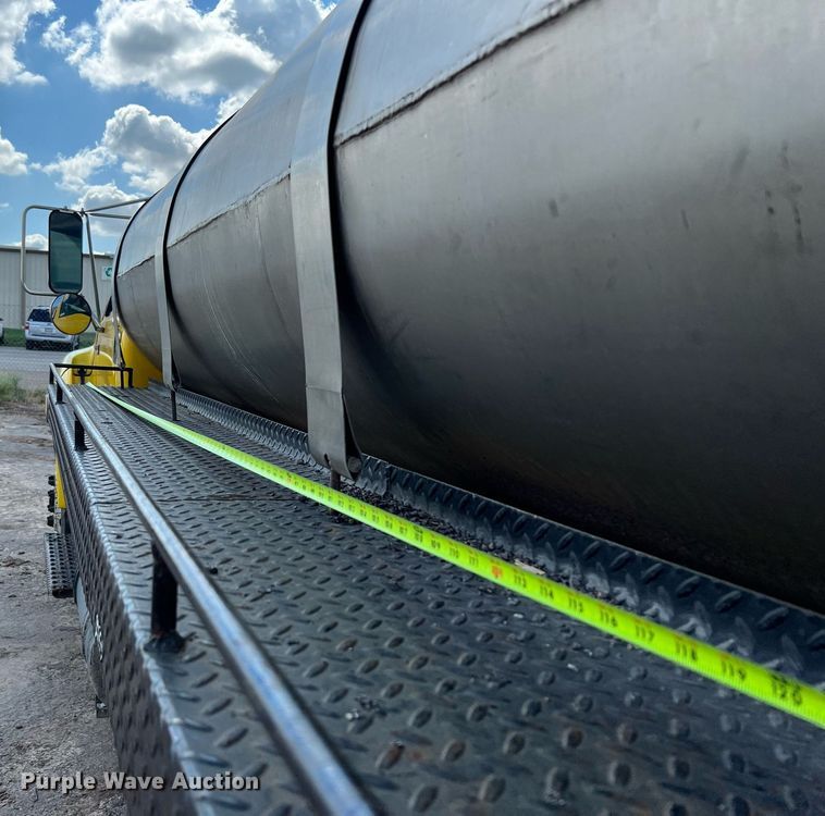 image for item LF9517 2004 Ford F750  water truck