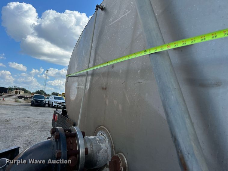 image for item LF9517 2004 Ford F750  water truck