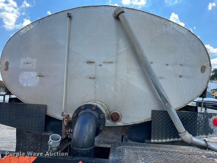 image for item LF9517 2004 Ford F750  water truck