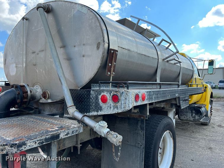 image for item LF9517 2004 Ford F750  water truck