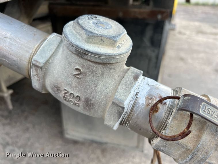 image for item LF9517 2004 Ford F750  water truck