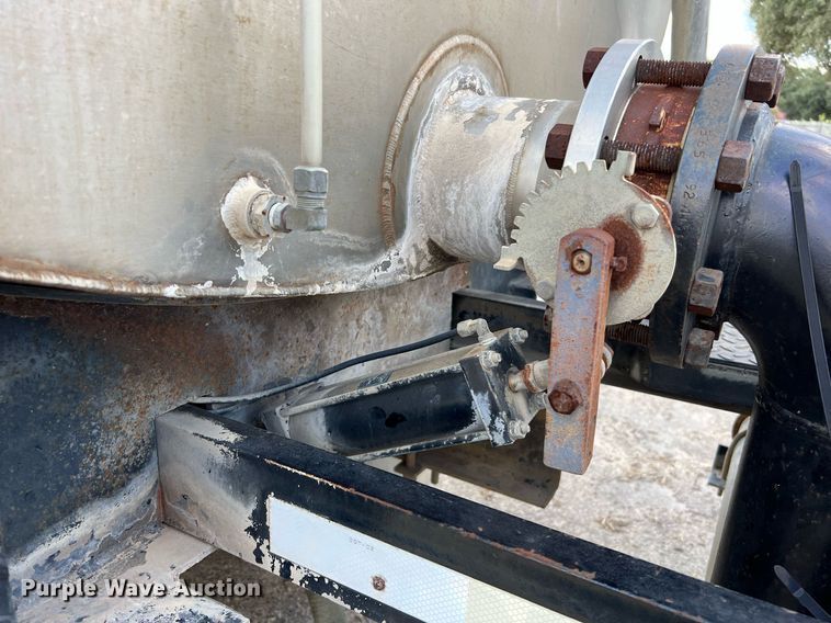 image for item LF9517 2004 Ford F750  water truck